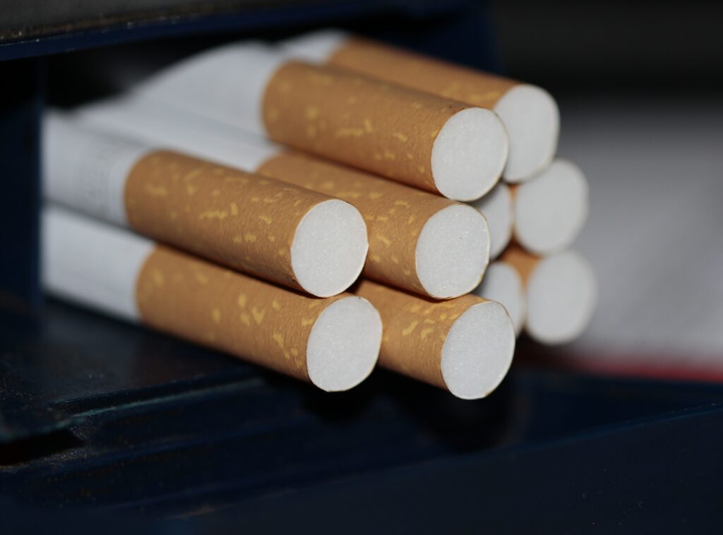 Cigarrillos con filtro y tubos de tabaco sobre una mesa