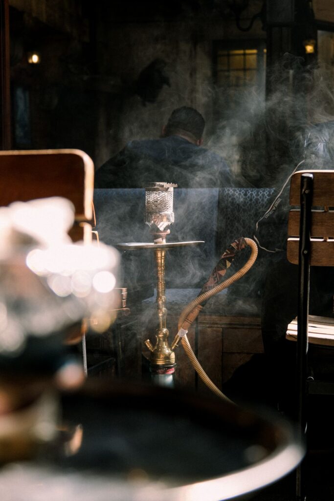 Cachimba encendida en un local con humo